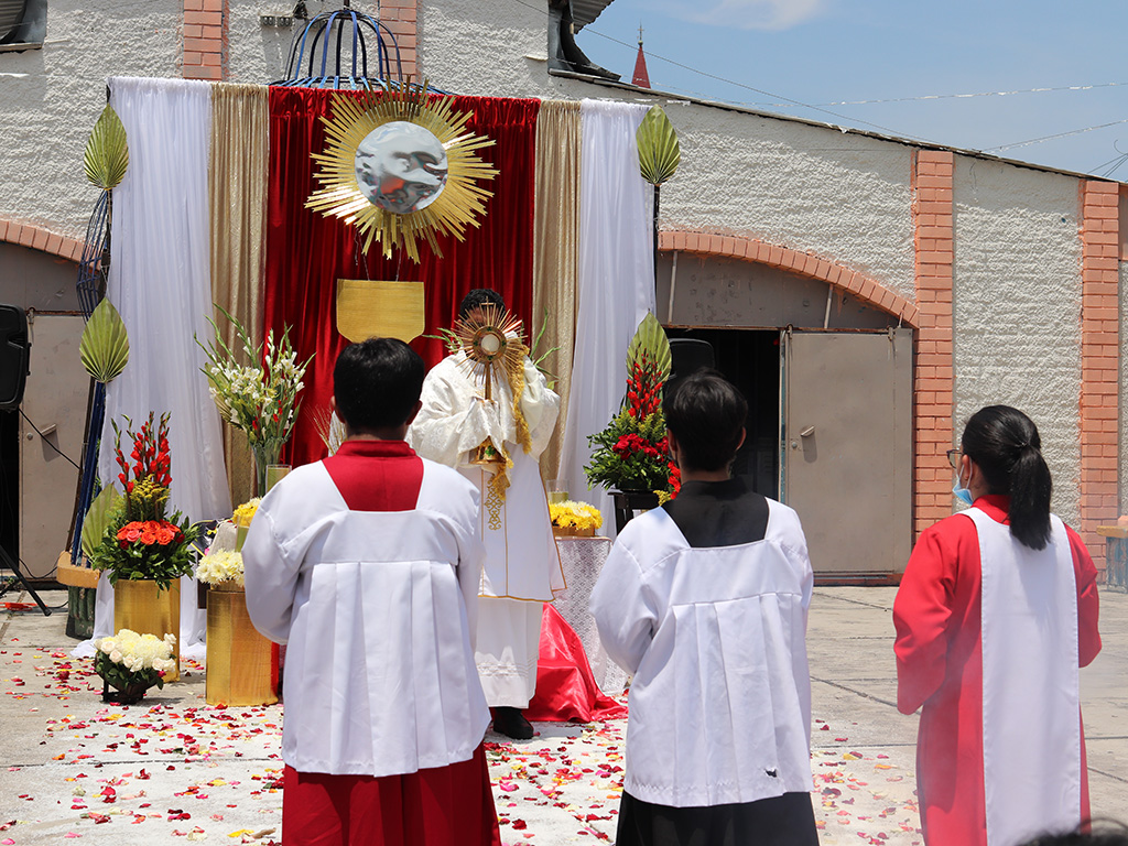 Fiesta de Corpus Christi en la parroquia María Auxiliadora.