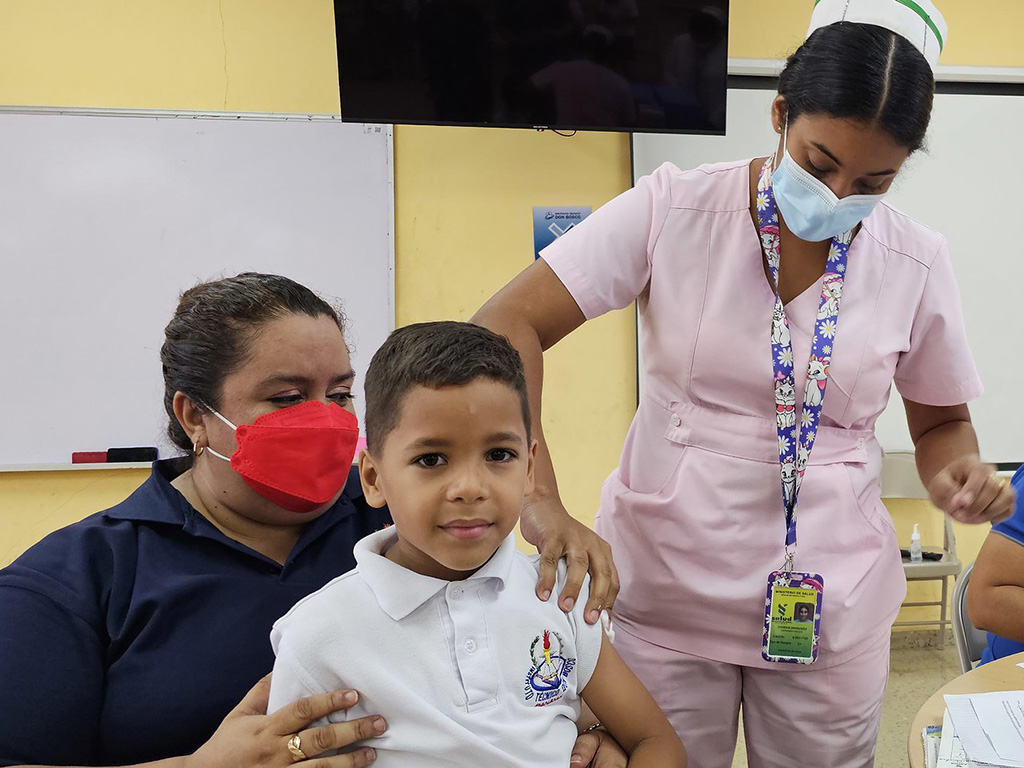 La vacunación juega un papel fundamental en la prevención de enfermedades y en la promoción de un entorno escolar seguro y saludable.
