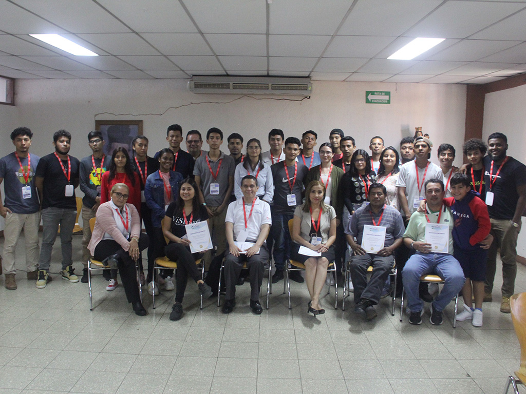 Jóvenes del Centro Juvenil junto a emprendedores invitados.