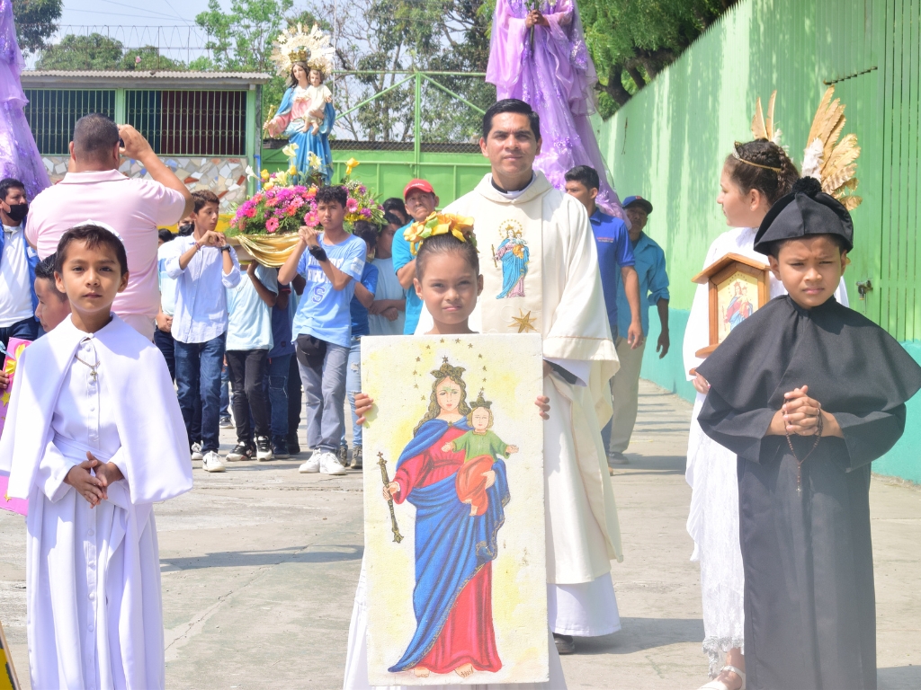 La celebración de María Auxiliadora en la escuela Anexa San Juan Bosco fue una ocasión especial para unir a la comunidad escolar en torno a la fe y la devoción a la Virgen María. 