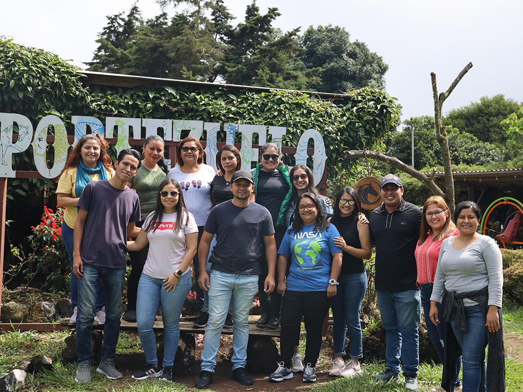 Los educadores chalecos disfrutaron el paseo que se preparó en el marco de la celebración del docente en El salvador.