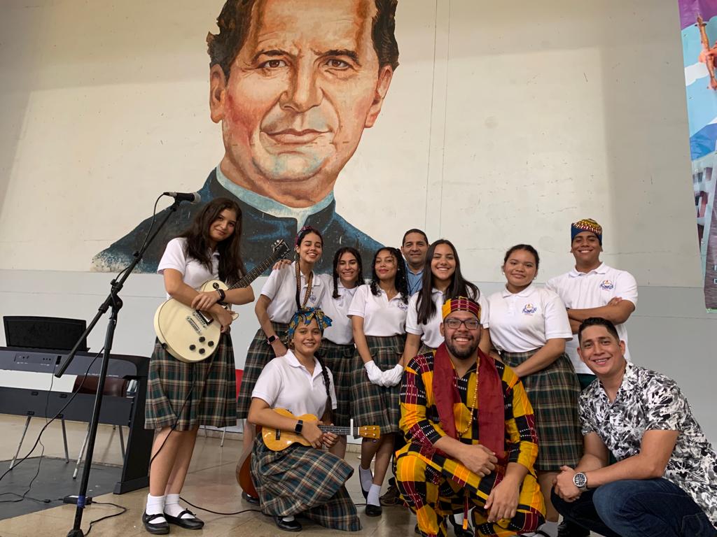 Estudiantes del Técnico Don Bosco desarrollando sus habilidades musicales.