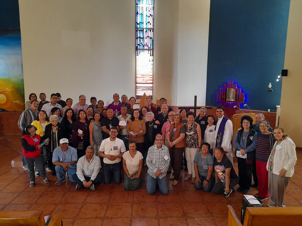 Feligreses de los diferentes grupos y movimientos de la parroquia que participaron del retiro cuaresmal.