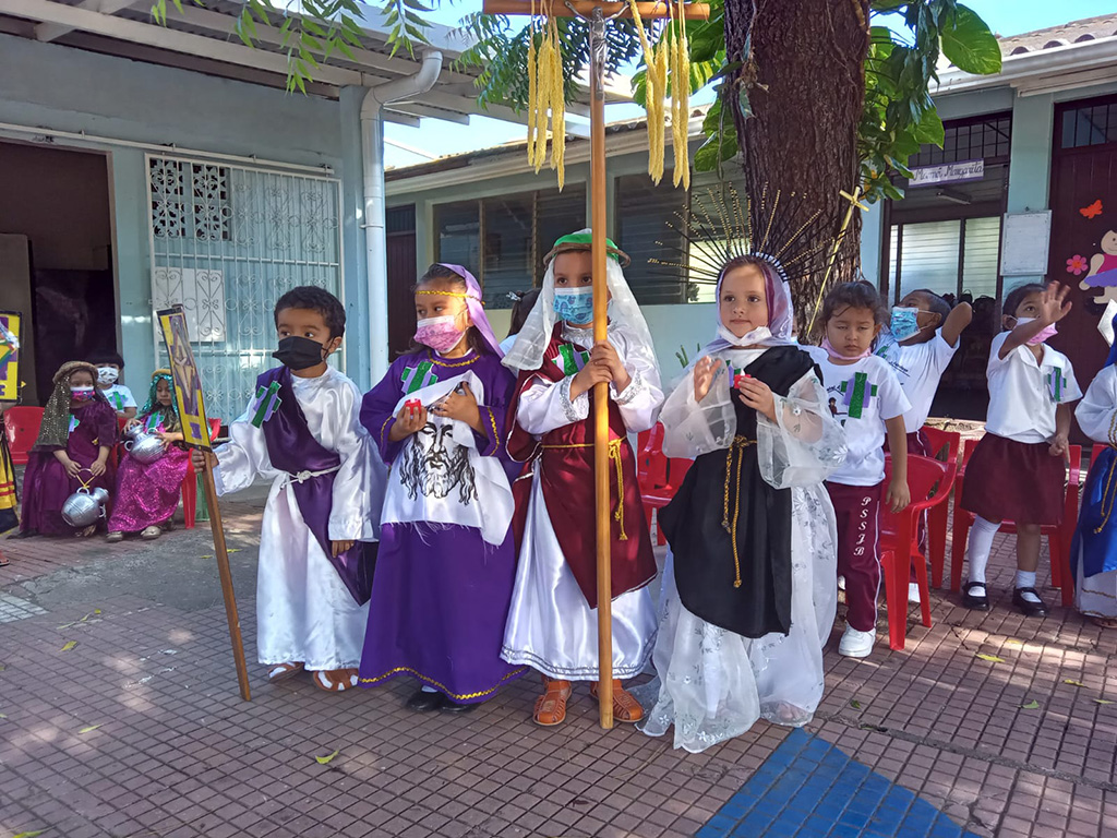 Los más pequeños de la obra salesiana en Masaya aprenden sobre el misterio pascual a través de estas celebraciones.