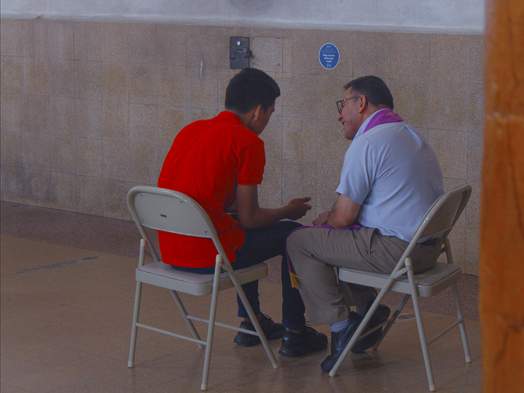 Jóvenes se preparan para vivir la semana Mayor acogiendo la gracia de Dios.