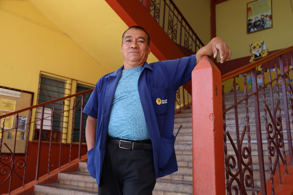 Isidro Morán López tiene 60 años, 36 de ellos trabajando como jefe de servicios generales en el Colegio Santa Cecilia