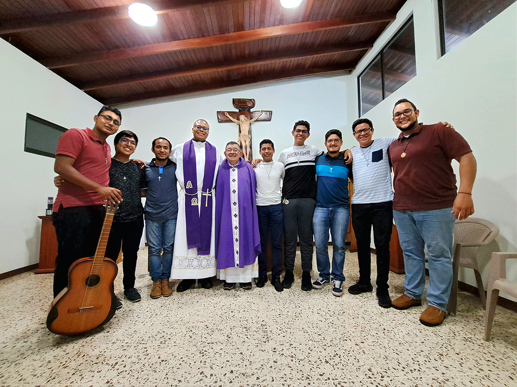 Jóvenes aspirantes salesianos junto a la comunidad de salesianos de Pérez Zeledón.