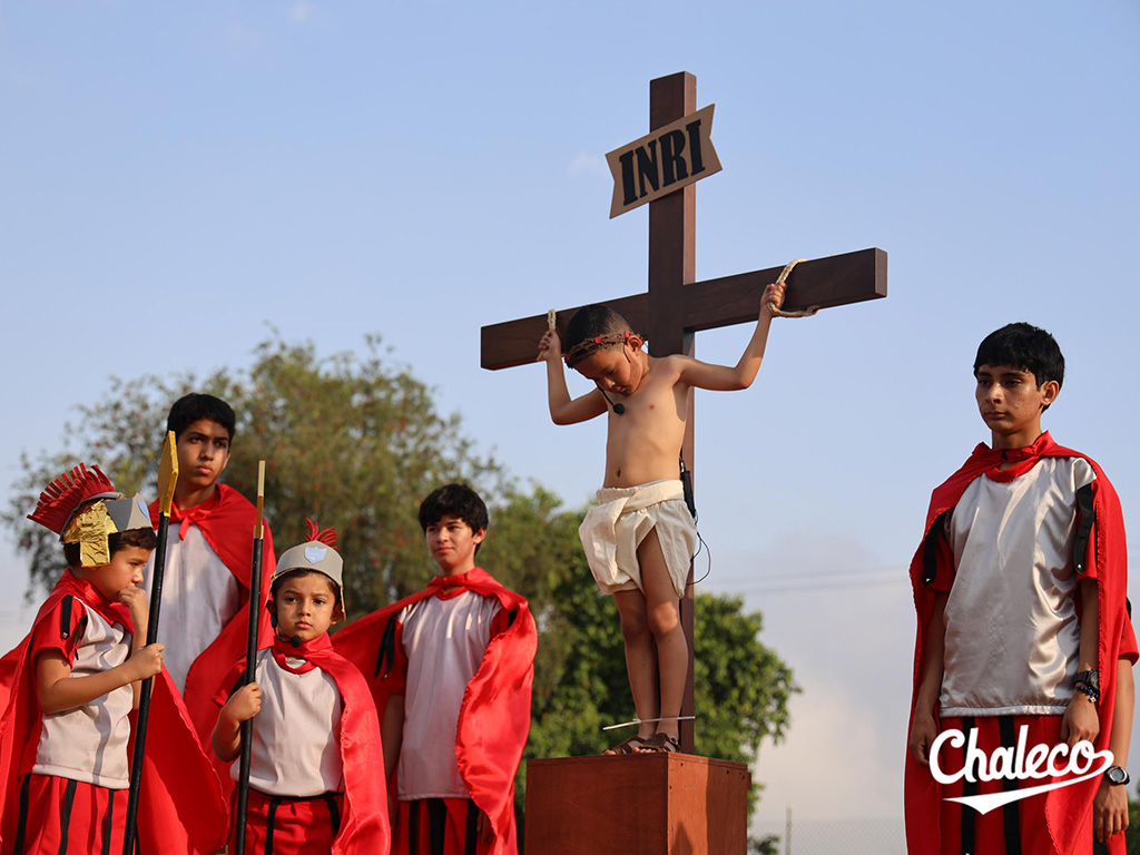 Con fe los estudiantes y padres de familia de la Parvularia del Chaleco meditaron el Vía Crucis.