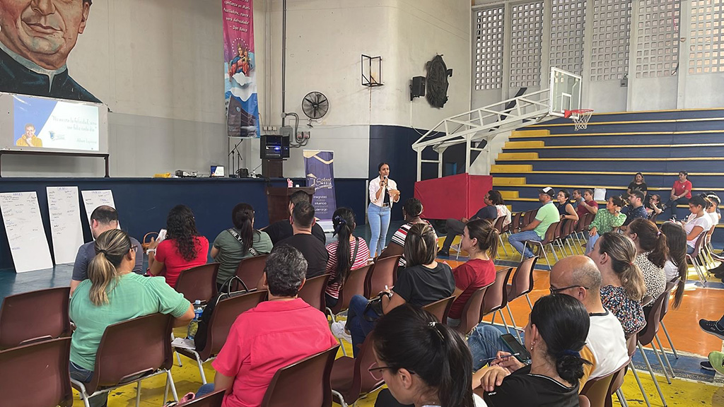 Los padres de familia del Técnico Don Bosco participaron de una tarde formativa y provechosa para su vida familiar.