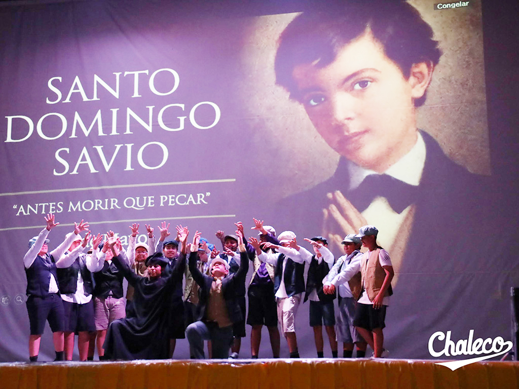 Los Chalecos de Tercer Ciclo presentaron una obra de teatro sobre la vida de Santo Domingo Savio.