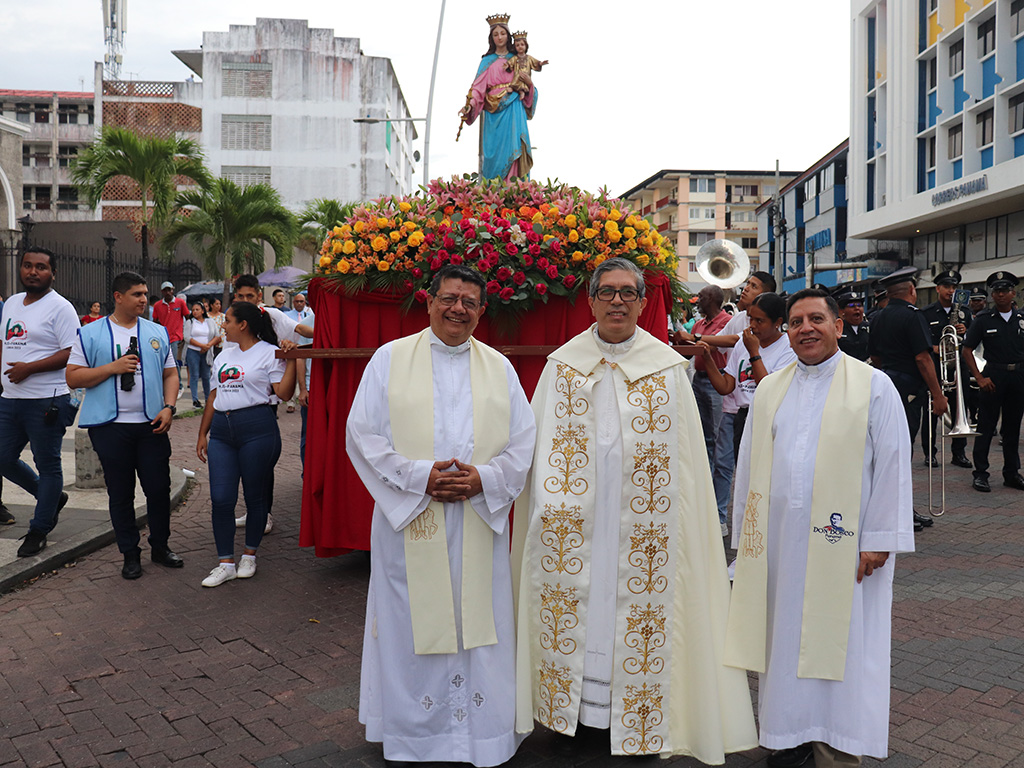 La feligresía de la Basílica Don Bosco se reunió para celebrar a María Auxiliadora.
