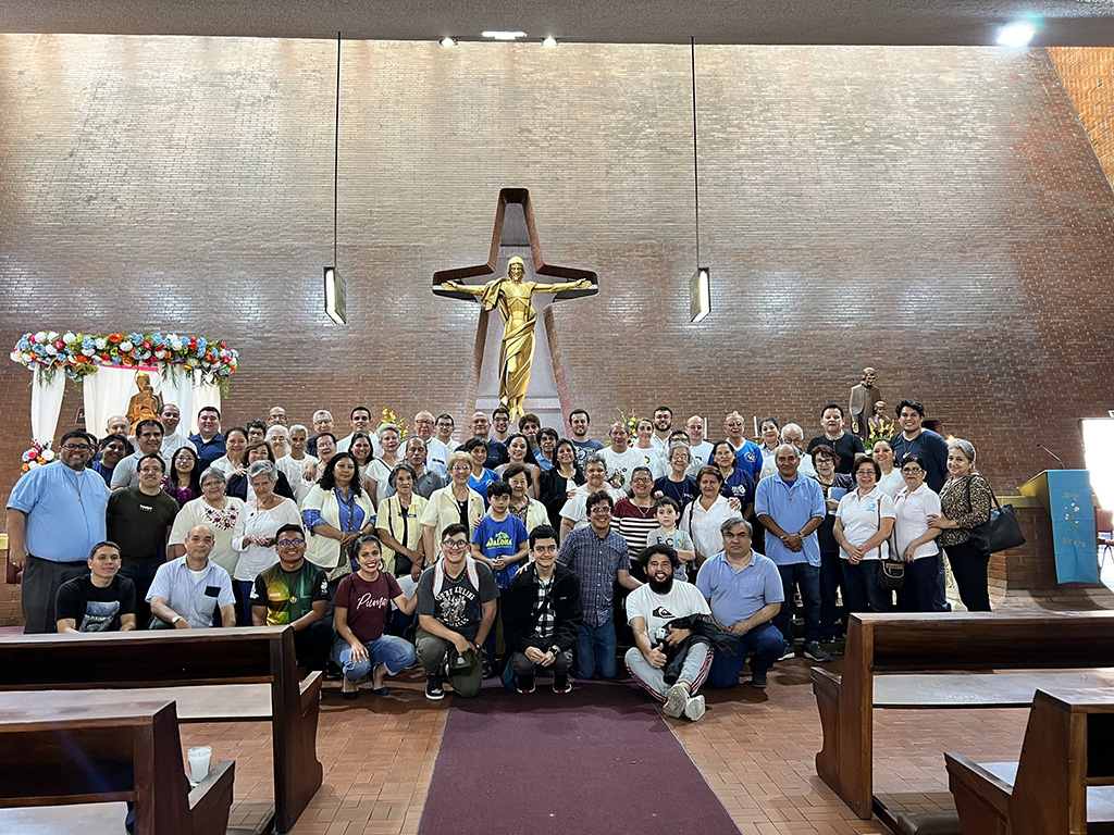 La devoción a María Auxiliadora, madre de la Familia Salesiana, sigue creciendo en los corazones de los fieles de la parroquia, quienes la veneran y celebran con alegría.