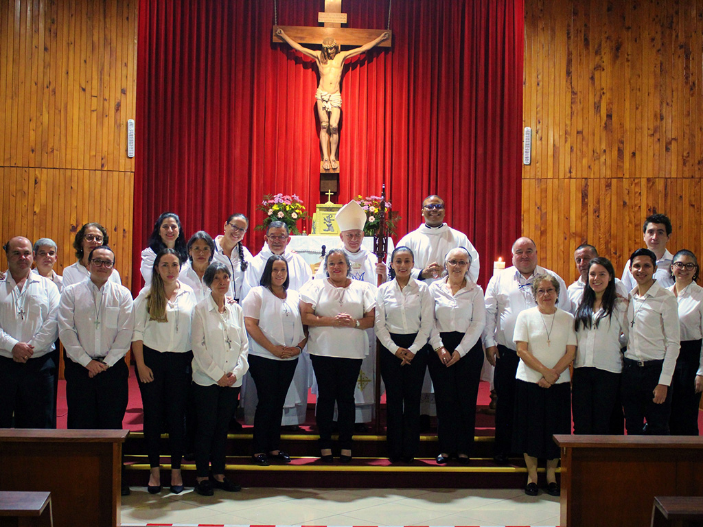 Grupo de Ministros Extraordinarios de la Comunión del Centro Salesiano Santo Domingo Savio.