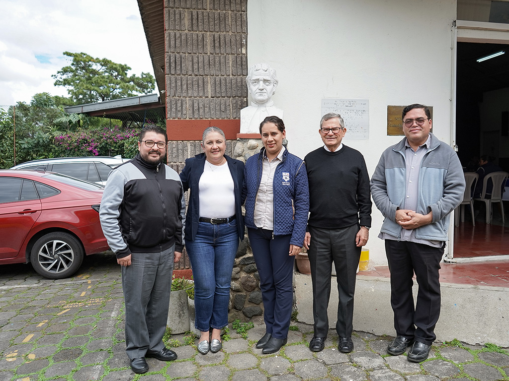 Las directoras saliente y entrante junto a los sacerdotes de la comunidad de la parroquia El Espíritu Santo.