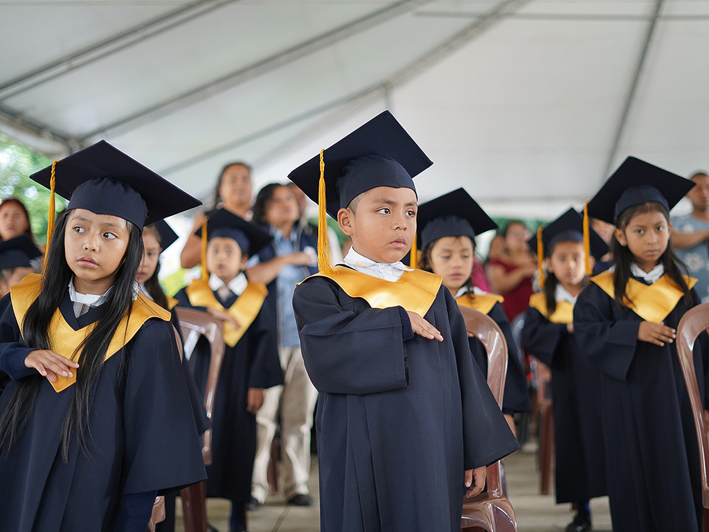 Los estudiantes del Centro Escolar Miguel magone celebraron la clausura del año escolar con un acto cívico y religioso en la parroquia El Espíritu Santo.