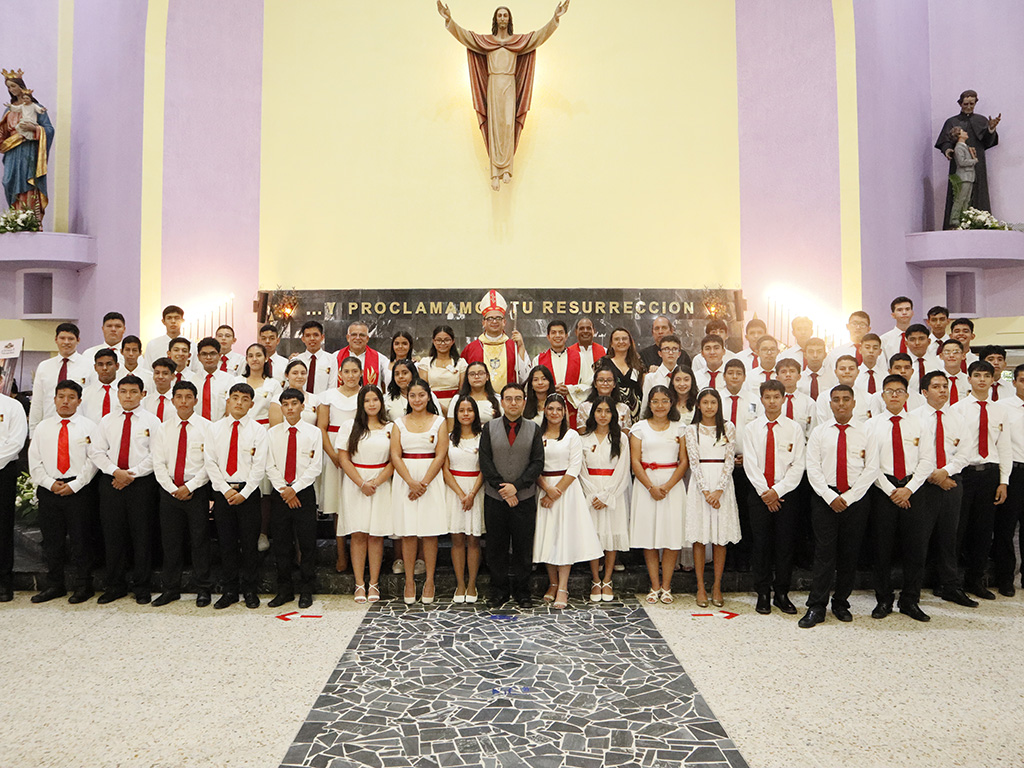 Jóvenes que recibieron el sacramento de confirmación.