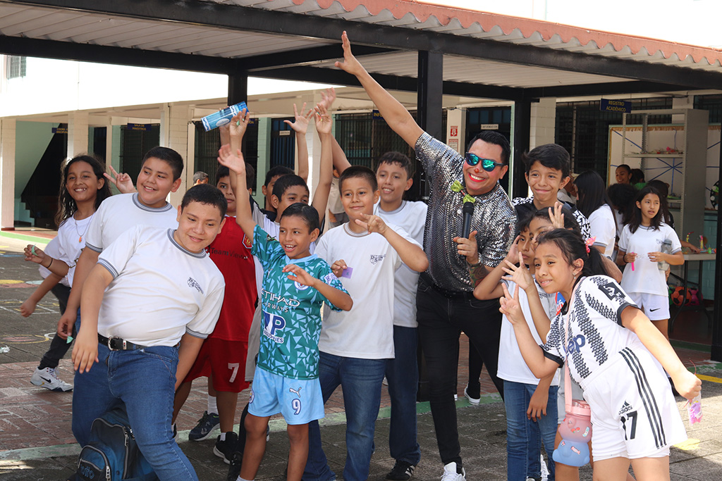 Los estudiantes de la Escuela Domingo Savio disfrutaron la celebración del día del niño.