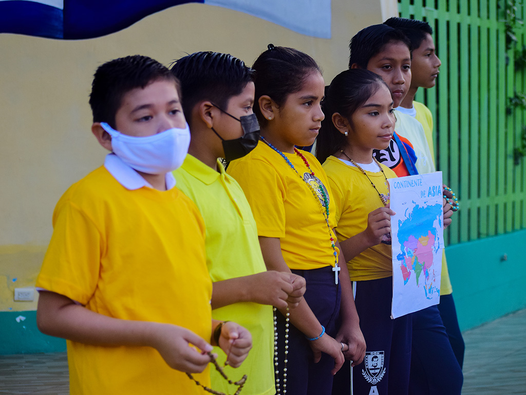 La comunidad escolar se unió en un momento de profunda reflexión, recordando el poder de la fe y la importancia de trabajar juntos por un mundo más pacífico y armonioso.