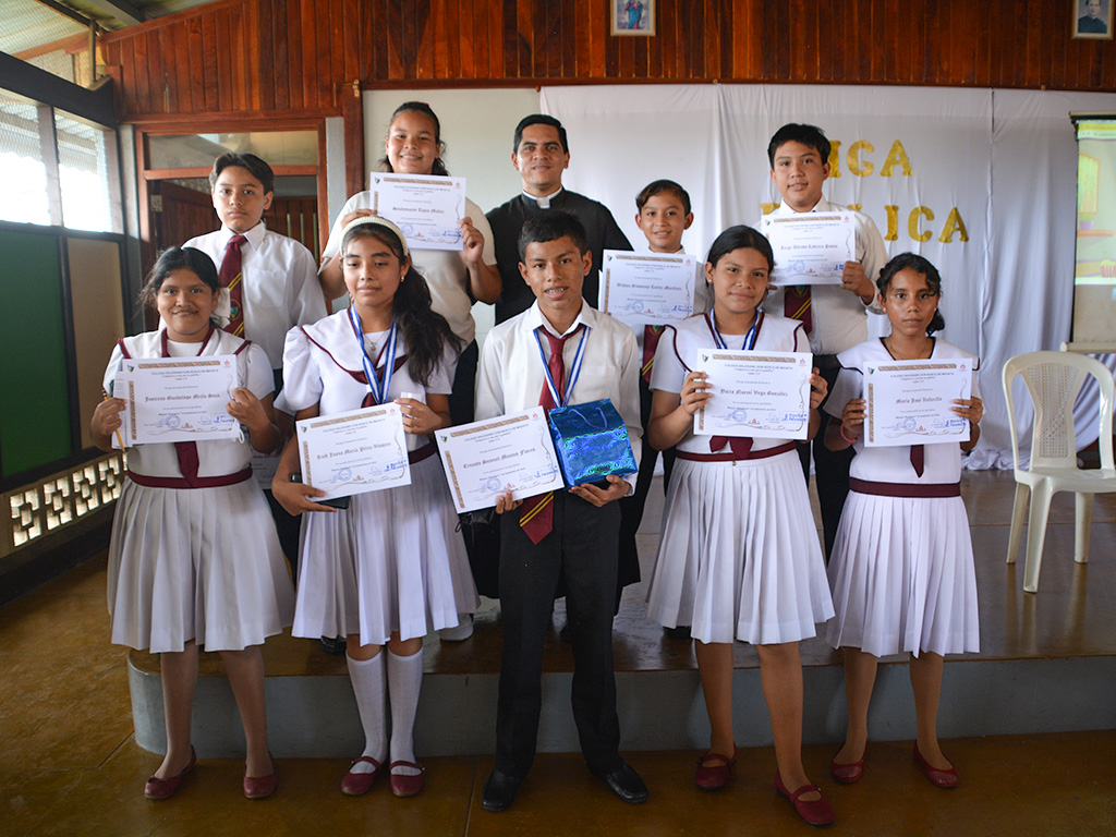 Estudiantes que participaron en el concurso bíblico del Colegio Salesiano de Masaya.