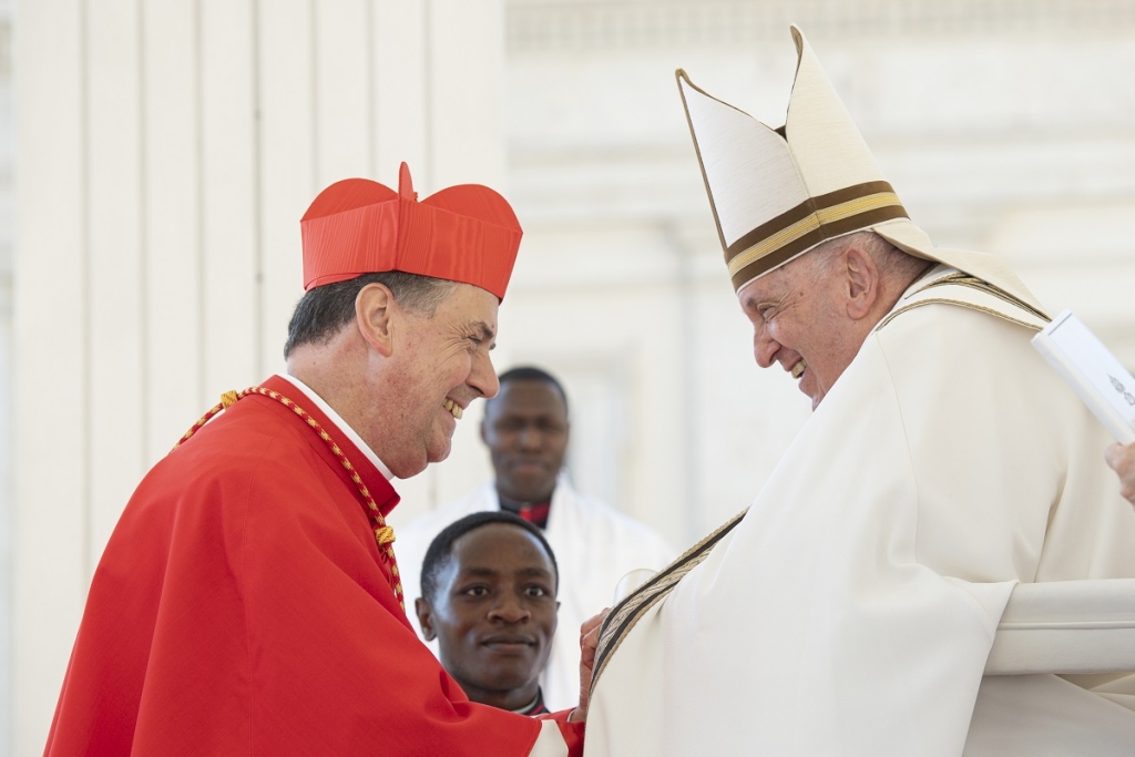 Momento en el que el rector mayor recibe la insignia cardenalicia de manos del papa Francisco.