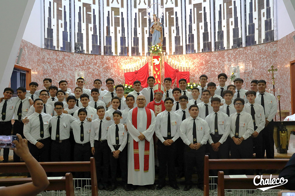 Más de 40 estudiantes del Colegio Santa Cecilia recibieron el Espíritu Santo en el Sacramento de la Confirmación.