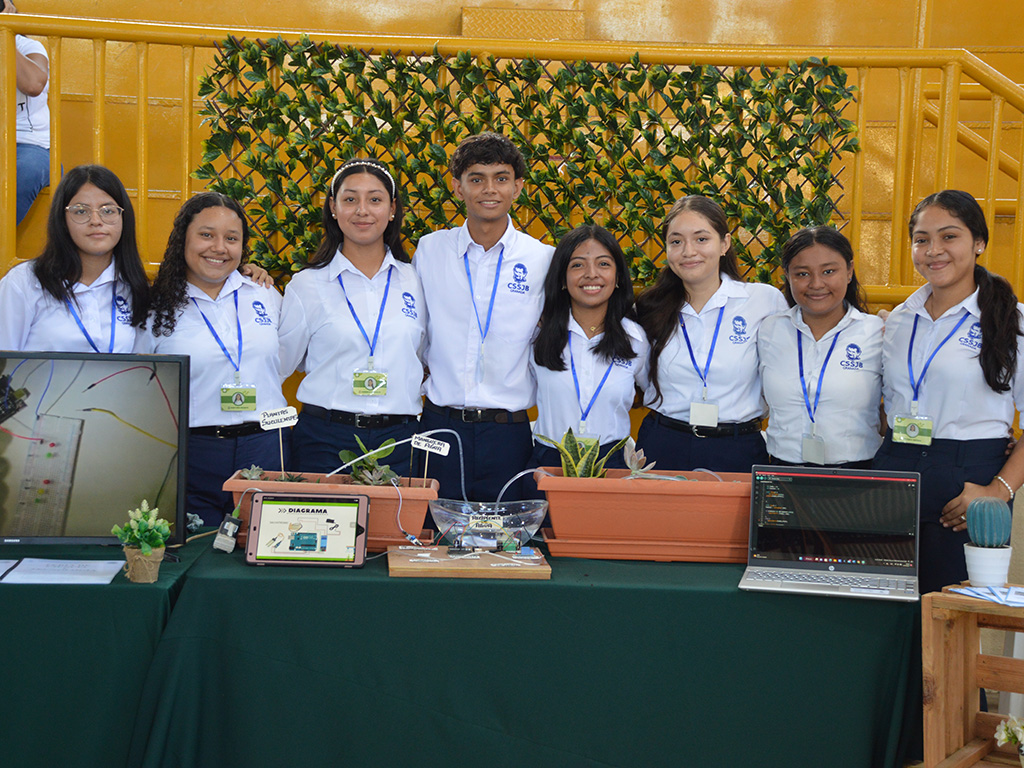 Jóvenes presentaron sus proyectos en la feria de ciencias y Tecnología.
