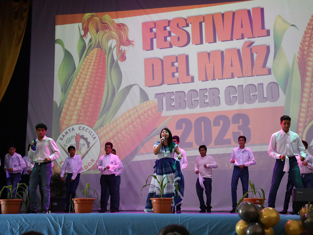 Promover las raíces y costumbres de El Salvador es parte de la educación que ofrece el Colegio Santa Cecilia.