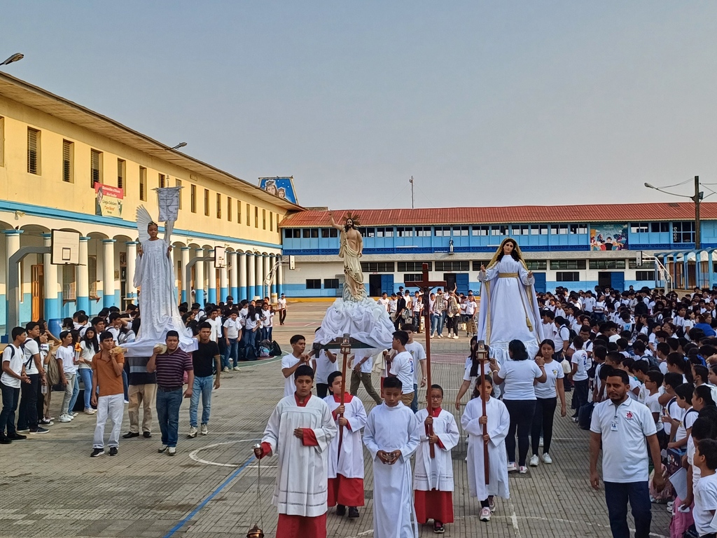 Estudiantes del Colegio Salesiano Don Bosco de Masaya participando en la procesión del encuentro durante la celebración de Pascua