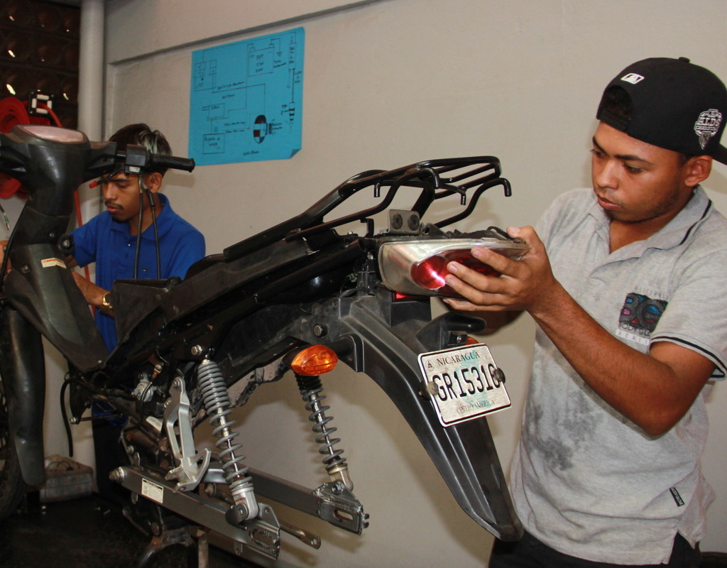 30 jóvenes del Centro Juvenil Don Bosco concluyeron cursos de mecánica automotriz, reparación y mantenimiento de motocicletas.