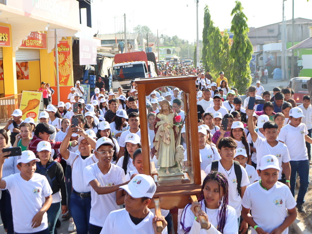 Jóvenes participantes del XXVII Festival del Buen Pastor en Petén se unen en un momento de profunda reflexión y celebración.