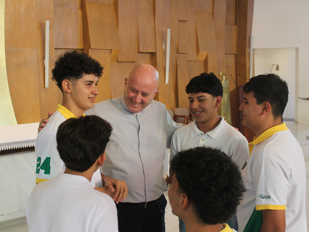 La sencillez, cercanía y carisma del Padre Walter Jara dejaron una huella imborrable en los corazones de los jóvenes, la comunidad educativa, los padres de familia y los colaboradores del Colegio Salesiano San José.
