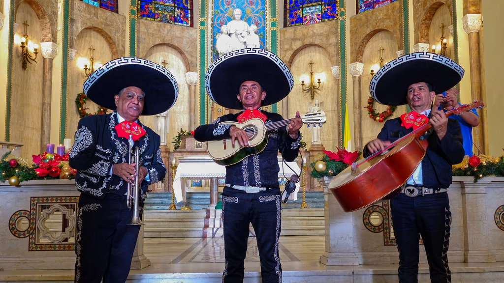 Celebrando el Día de la Madre panameña con la melodía de mariachis, brindados por la Junta Comunal de Calidonia, a modo de agasajar a todas las madres en su día.