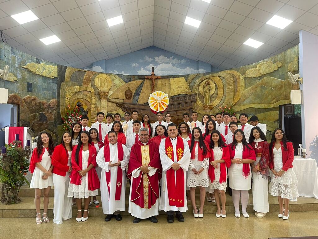 Los jóvenes confirmados del Instituto Técnico Don Bosco posan junto al padre Santiago Benítez, el padre José Manuel Solano y el padre Ovidio Tubac, en una imagen que refleja la alegría y el compromiso cristiano de la ceremonia celebrada en el templo María Auxiliadora.