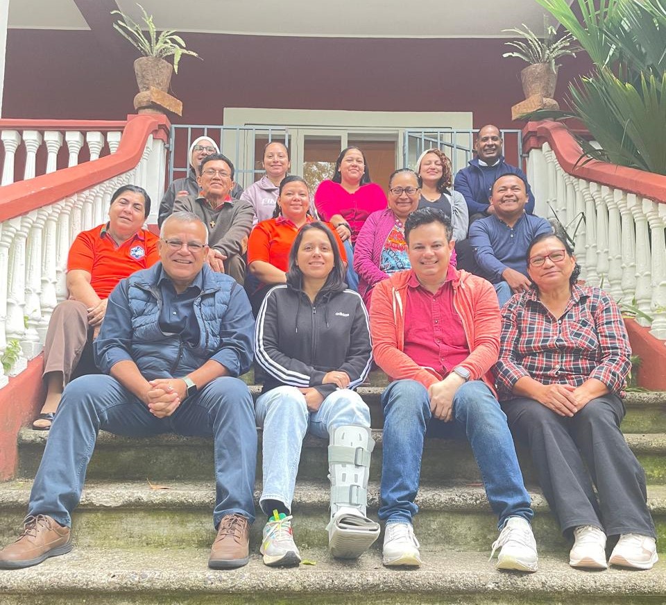 Los participantes del retiro de los Salesianos Cooperadores de Honduras posan al final del encuentro, reflejando el espíritu de fraternidad y el compromiso renovado con la misión juvenil y popular inspirada por Don Bosco. Este evento reafirmó el papel transformador del apostolado seglar en la Iglesia y la sociedad.