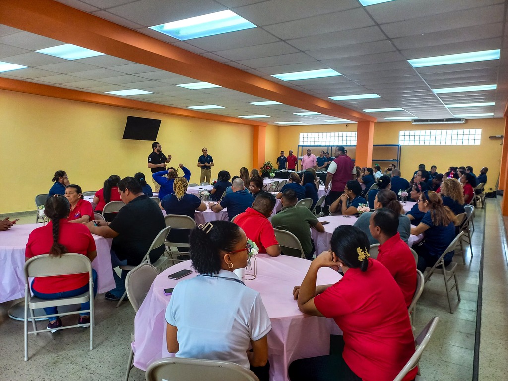 Las madres homenajeadas reciben emotivas palabras de gratitud y reconocimiento por parte de la comunidad salesiana durante la celebración en el Instituto Técnico Don Bosco.