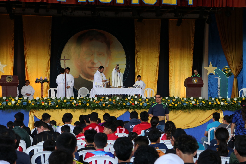 Oratorianos de toda El Salvador participan con devoción en la Eucaristía durante la celebración nacional de los oratorios, con el lema "Constructores del Diálogo".