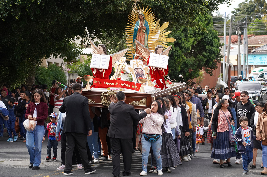 Feligresas devotas portan con fe y amor el anda de Nuestra Señora de Guadalupe durante la procesión organizada por la Parroquia El Espíritu Santo.