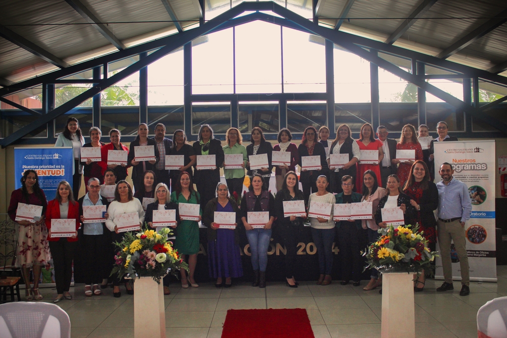 Las 37 graduadas del programa Mamá Margarita posan con orgullo junto a sus diplomas, celebrando la culminación de nueve meses de formación integral que las capacita para emprender y transformar sus talentos en oportunidades de negocio.