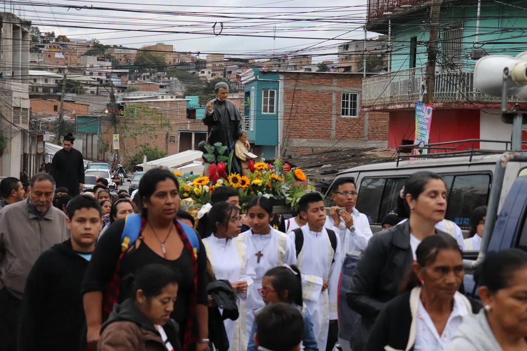 Las calles aledañas de la Parroquia María Auxiliadora en Comayagüela se vistieron de la alegría salesiana que transmite San Juan Bosco. 