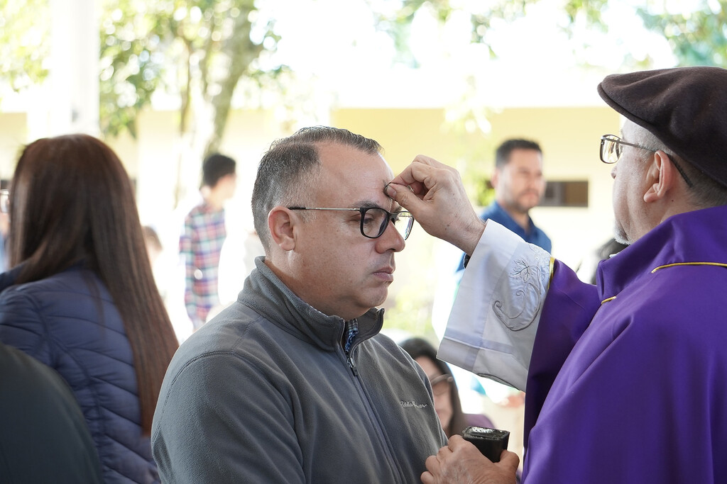 Cientos de feligreses asistieron a las eucaristías del Miércoles de Ceniza en la Parroquia El Espíritu Santo. 