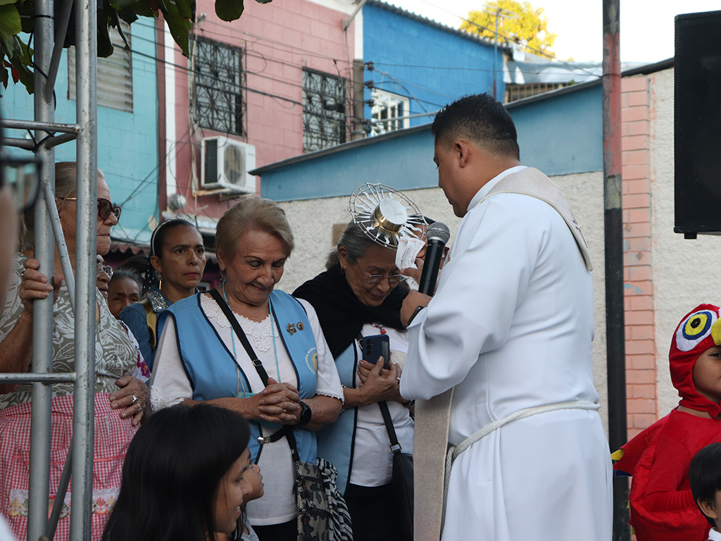 La feligresía mostró su devoción y amor a Don Bosco durante toda la novena y el día de la fiesta.