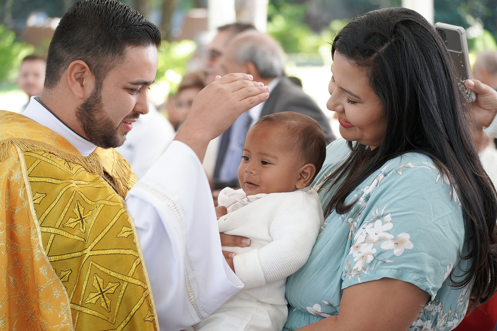 Los padres y padrinos tienen la responsabilidad de continuar la educación en la fe para que los niños bautizados experimenten la presencia de Cristo mediante la Sagrada Comunión y luego reafirmen su fe a través de la Confirmación.