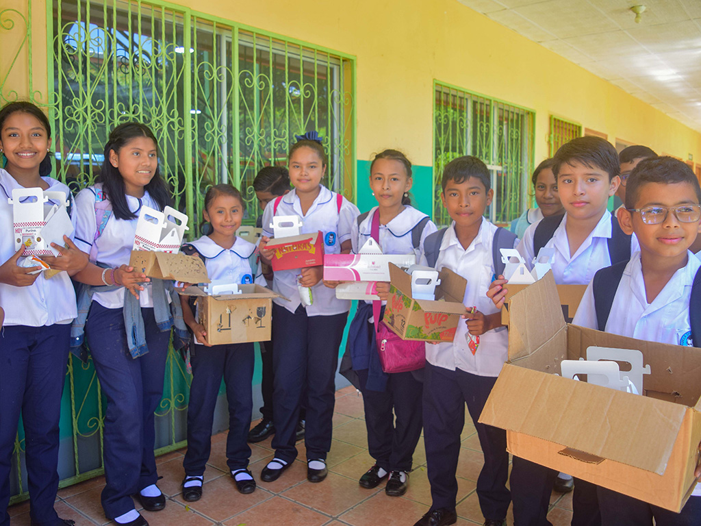 Estudiantes de sexto grado de la Escuela Anaexa San Juan Bosco, Masaya.