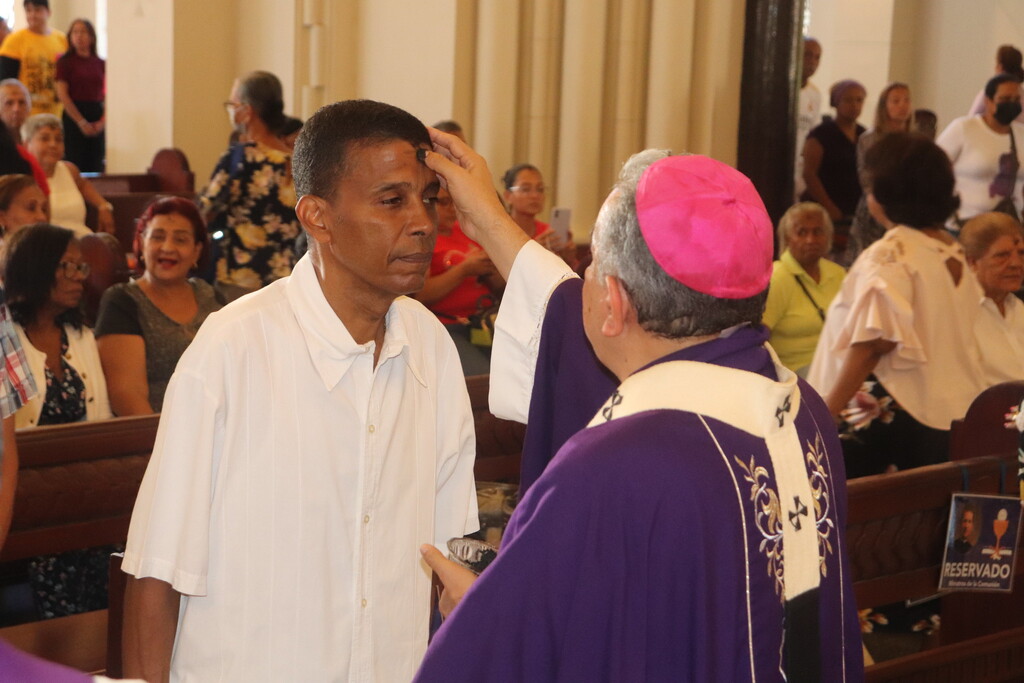 Feligreses de la Basílica Don Bosco en Panamá acudieron a la imposición de la ceniza, acción que marca el inicio del camino cuaresmal 2024. 