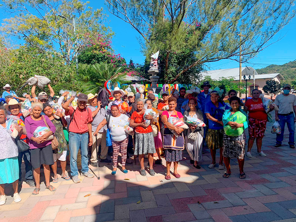 Beneficiarios que recibieron el paquete de víveres.