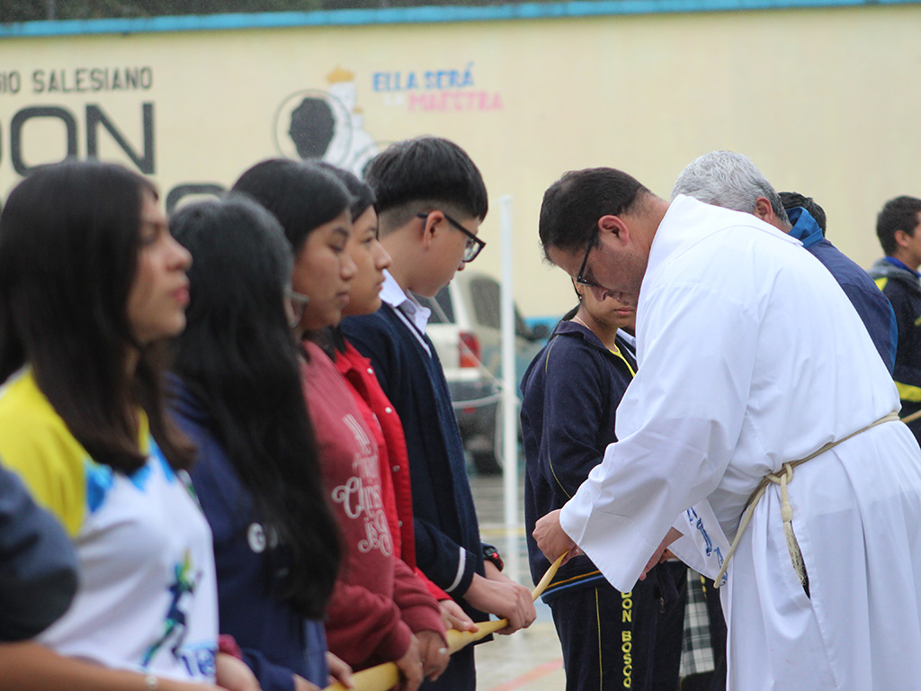 Padre Luis Acevedo en el acto de inauguración de las canchas del colegio.