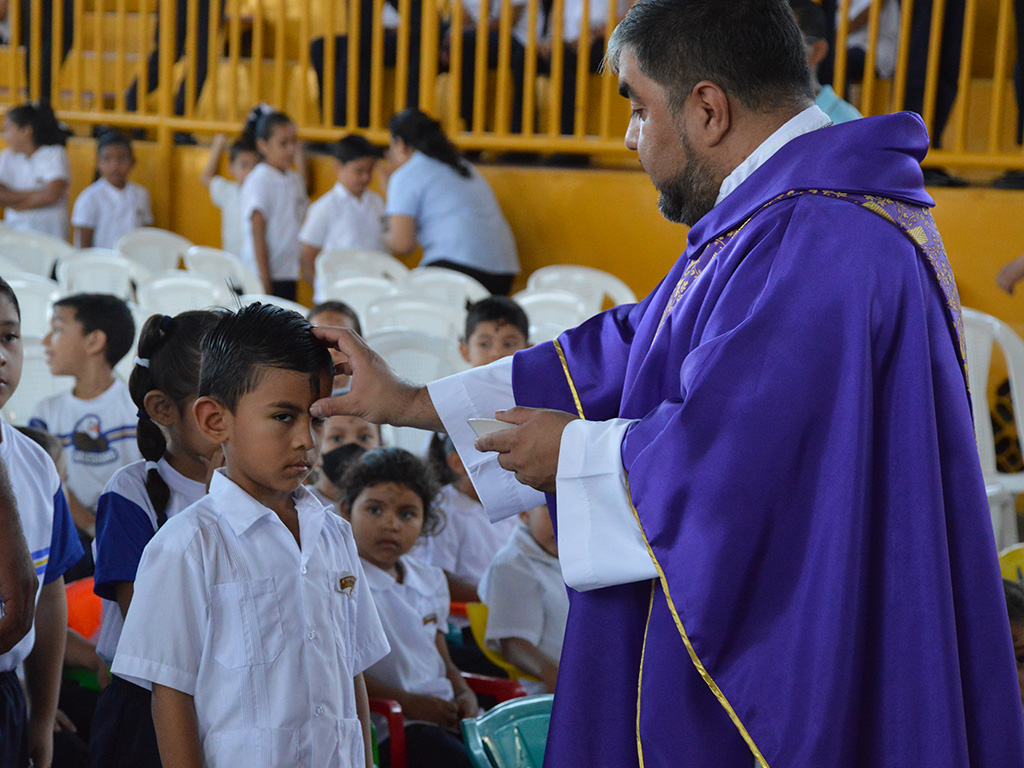 El padre inspector celebró la misa de miércoles de ceniza con los estudiantes del colegio salesiano en Granada.