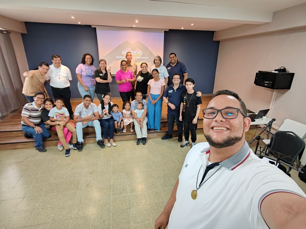 Catequistas de la Basílica Don Bosco participan en un retiro espiritual reflexionando sobre su identidad salesiana y su vocación de transmitir la fe a los jóvenes.