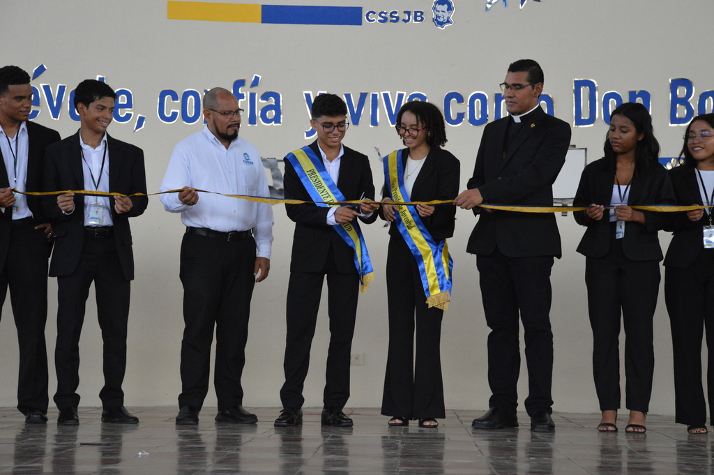 Derroche de talento juvenil en la Semana de Juventud del Colegio Salesiano San Juan Bosco de Granada. Miembros del consejo de estudiantes y autoridades del colegio en la gala de inauguración. 