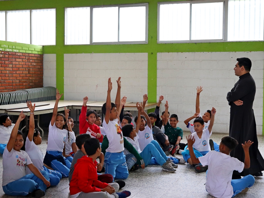 El niño es el ser más débil y más necesitado. Por ello Jesús manifiesta su predilección por los niños: “El que reciba a un niño como este en mi nombre, a mí me recibe; y el que me reciba, no me recibe a mí sino al que me ha enviado” (Mc 9,37). 